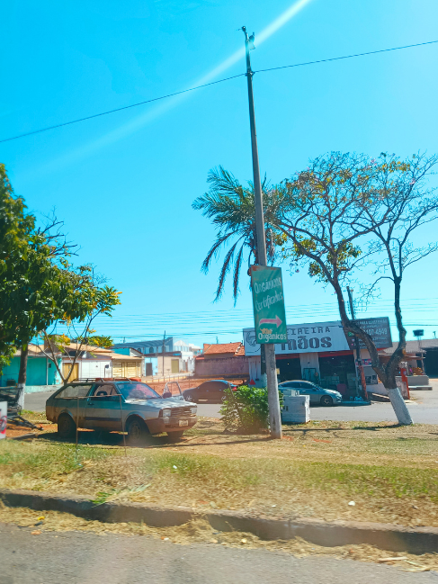 paisagem com carro velho
